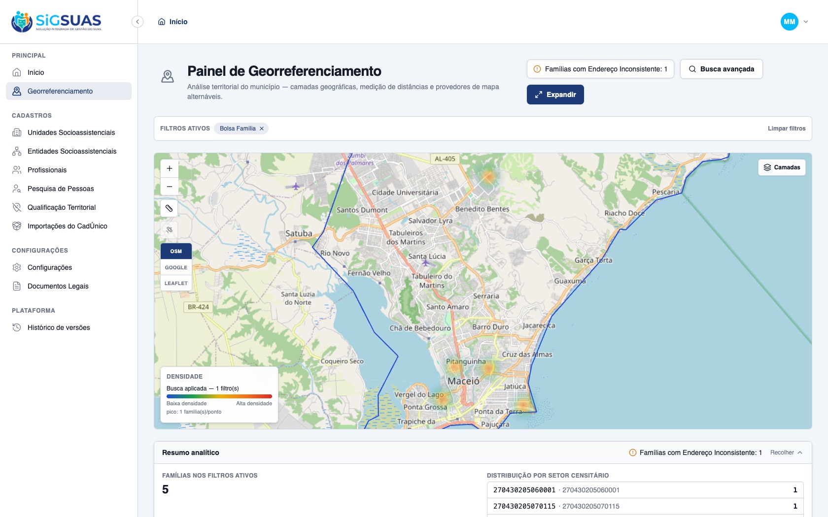 Tela do Painel de Georreferenciamento do SigSUAS: mapa de calor de famílias do Bolsa Família por setor censitário em Maceió, com filtros ativos e resumo analítico